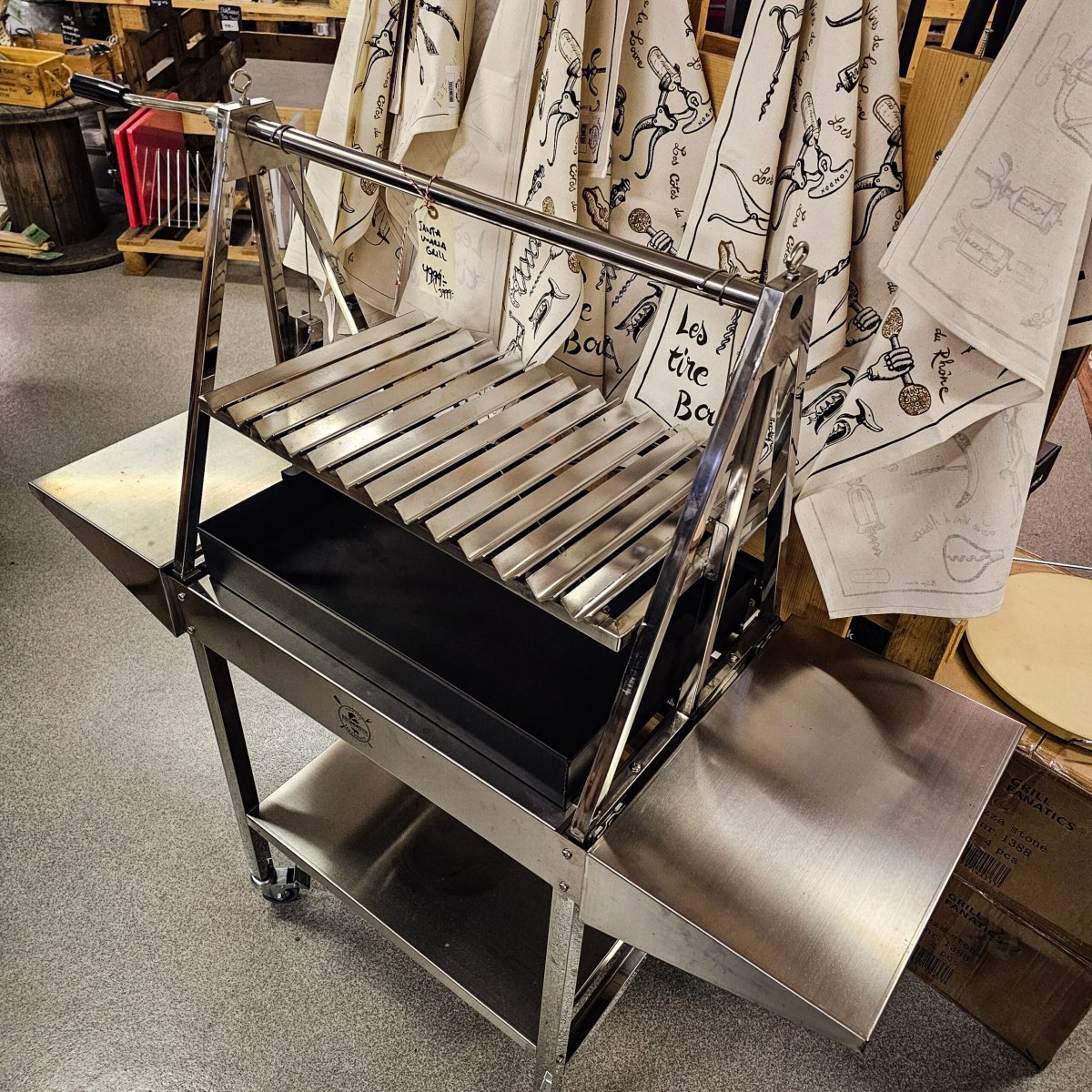 Grill Santa Maria style med hiss och V-galler 55cmx36cm grillyta