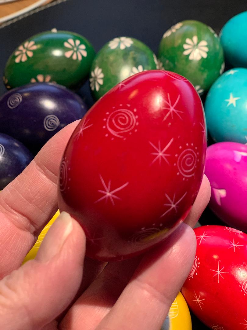 Ägg med mönster – Rött – Täljsten
