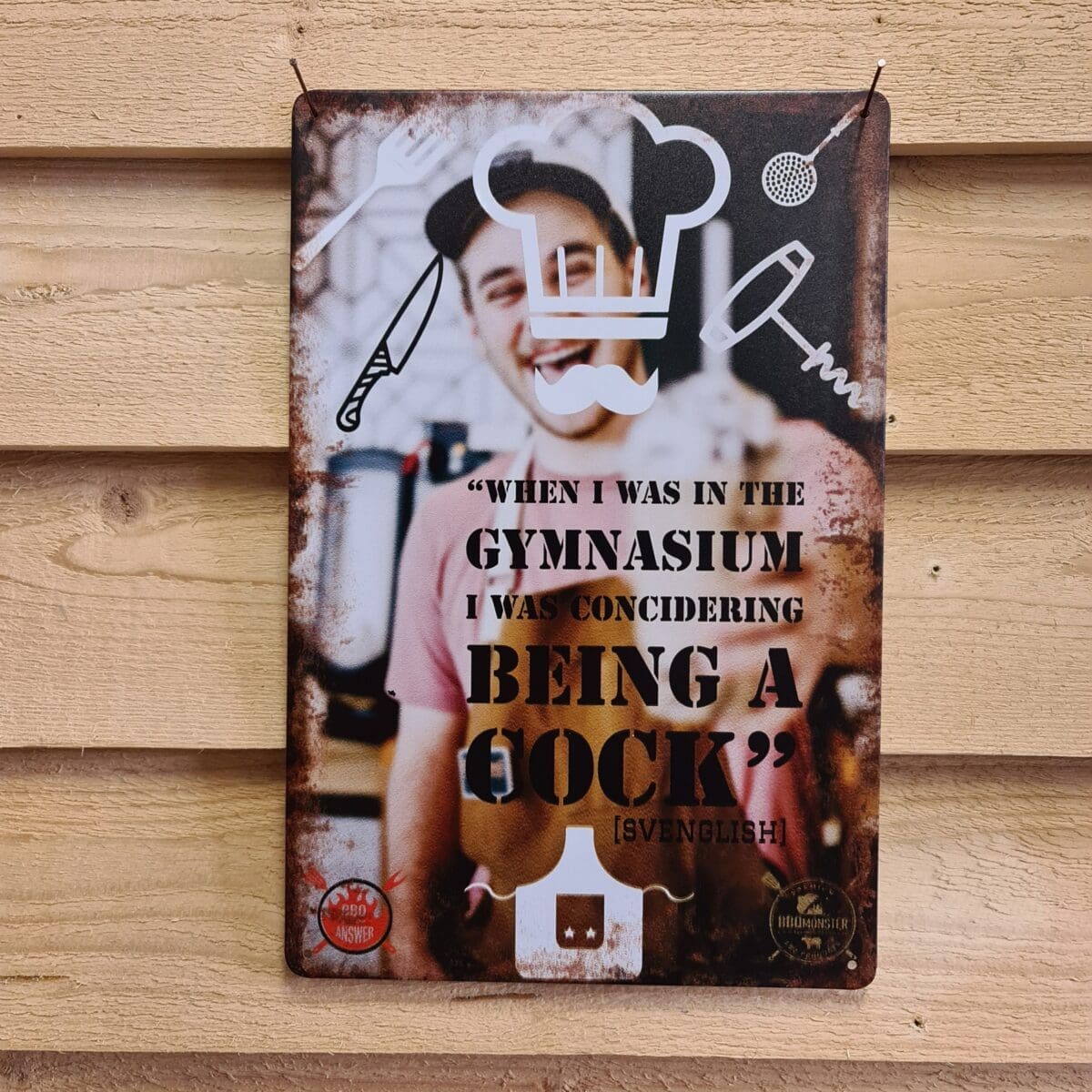 Plåtskylt för hobbykocken ”in the gymnasium…” humor på Svenglish - Bild 2